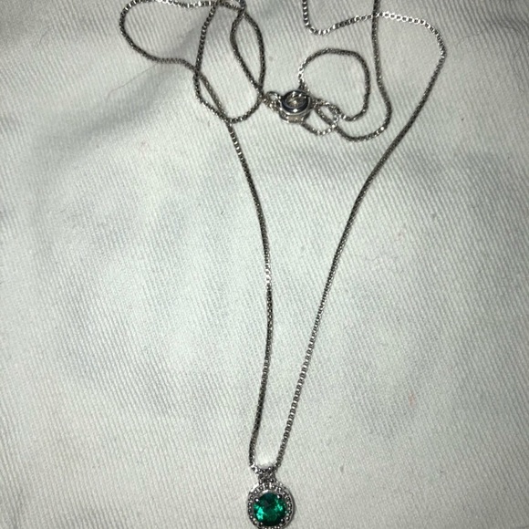 Emerald green necklace - Picture 2 of 3